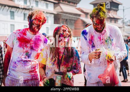 KATMANDOU, NÉPAL - 6 MARS 2023: Touristes appréciant le festival heureux Holi à la place Basantapur Durbar à Katmandou. Holi est un festival de printemps célébré Banque D'Images