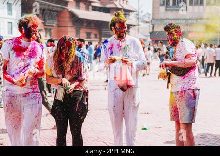 KATMANDOU, NÉPAL - 6 MARS 2023: Touristes appréciant le festival heureux Holi à la place Basantapur Durbar à Katmandou. Holi est un festival de printemps célébré Banque D'Images