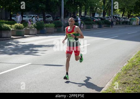 Belgrade, Serbie, 23 avril 2023 : le marathoner marocain Chakib LACHGAR, vainqueur du Marathon de Belgrade 36th, se présentant pour une victoire Banque D'Images