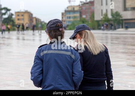 Tirana, Albanie - 22 avril 2019: Policewomen (Policia) marchant sur la place Skanderbeg. Banque D'Images