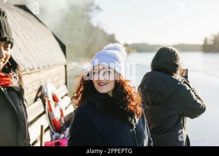 Femme souriante parlant avec un ami Banque D'Images