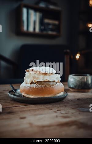 Pain semla traditionnel sur l'assiette Banque D'Images