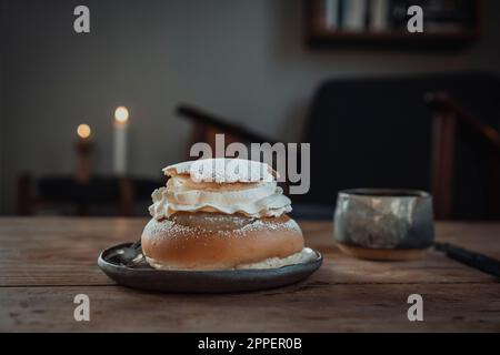 Pain semla traditionnel sur l'assiette Banque D'Images