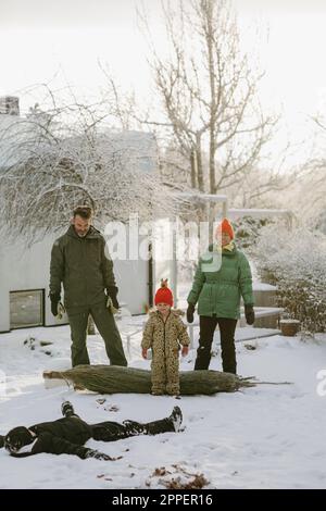 Famille s'amuser en hiver Banque D'Images