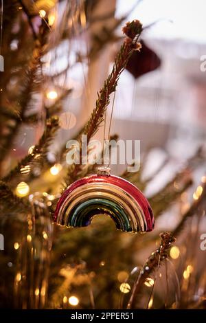 Décoration arc-en-ciel accrochée à l'arbre de Noël Banque D'Images