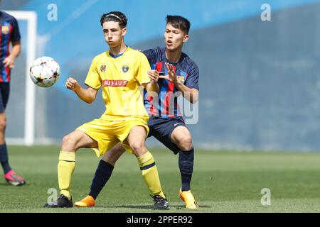 Barcelone, Espagne. 23rd avril 2023. (G-D) Ivan Alvarez (Gava), Niko Takahashi Cendagorta (Barcelone) football : Espagnol 'Liga Nacional Juvenil' Group 7 match entre le FC Barcelona Juvenil B 2-1 Club Escola de Futbol Gava A au Camp de Futbol Ciutat Espotiva Joan Gamper à Barcelone, Espagne . Crédit: Mutsu Kawamori/AFLO/Alay Live News Banque D'Images