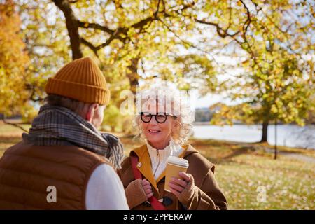 Senior couple parler ensemble Banque D'Images