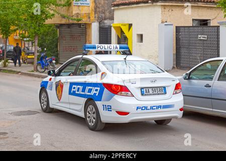 Tirana, Albanie - 22 avril 2019: Voiture de police (Policia) entrant à la porte un poste de police dans le centre-ville. Banque D'Images