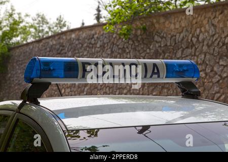 Gros plan sur la sirène d'une voiture de police albanaise (Policia). Banque D'Images