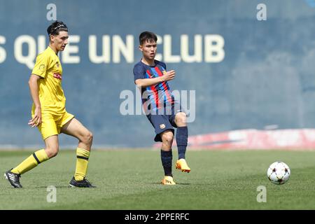 (G-D) Ivan Alvarez (Gava), Niko Takahashi Cendagorta (Barcelone), 23 AVRIL 2023 - football : Espagnol 'Liga Nacional Juvenil' Groupe 7 match entre le FC Barcelona Juvenil B 2-1 Club Escola de Futbol Gava A au Camp de Futbol Ciutat Espotiva Joan Gamper à Barcelone, Espagne. (Photo de Mutsu Kawamori/AFLO) Banque D'Images