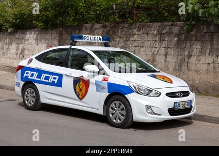 Tirana, Albanie - 22 avril 2019: Voiture de police (Policia) entrant à la porte un poste de police dans le centre-ville. Banque D'Images