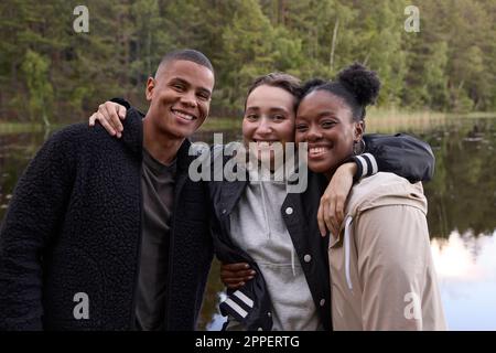 Amis souriants regardant l'appareil photo Banque D'Images