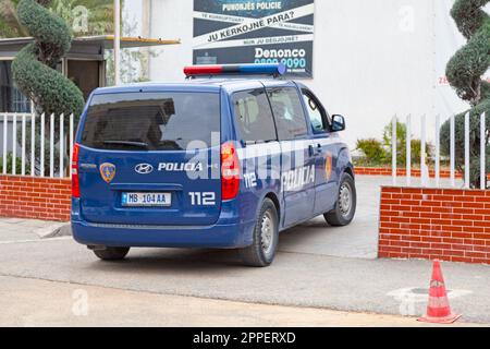 Tirana, Albanie - 22 avril 2019: Une fourgonnette de police (Policia) entre à la porte un poste de police dans le centre-ville. Banque D'Images