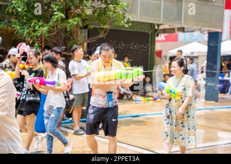 Le festival Songkran ou Songkran est célébré en Thaïlande comme le jour du nouvel an traditionnel du 13 au 15 avril. Les gens s'immergés pendant Songkran. Banque D'Images