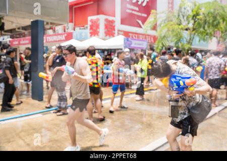 Le festival Songkran ou Songkran est célébré en Thaïlande comme le jour du nouvel an traditionnel du 13 au 15 avril. Les gens s'immergés pendant Songkran. Banque D'Images