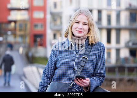 Smiling woman looking at camera Banque D'Images