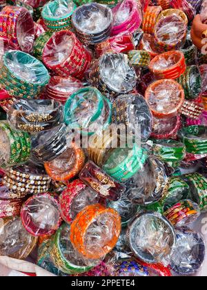 Bangles colorés dans Shop for Women, Bangles en métal disposés sur le plateau pour la vente, série de bangles. Mise au point sélective. Banque D'Images