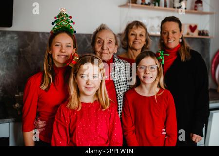 Portrait de Noël de trois générations de femmes Banque D'Images