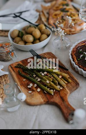 Pommes de terre et asperges pour le repas de Pâques Banque D'Images