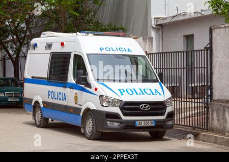 Tirana, Albanie - 22 avril 2019 : la police a garé la porte d'embarquement dans un poste de police en centre-ville. Banque D'Images