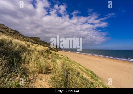 A cinq minutes à pied du vieux village de Minig de Skinningrove, vous arriverez aux fabuleux sables de Cattersty et à sa plage calme et propre, bordée de dunes de sable Banque D'Images