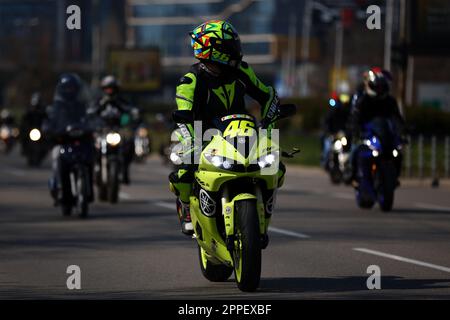 Sofia, Bulgarie - 25 mars 2023 : les motocyclistes conduisent des motos dans les rues de Sofia lors de l'ouverture de la saison. Banque D'Images