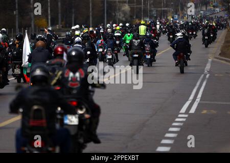 Sofia, Bulgarie - 25 mars 2023 : les motocyclistes conduisent des motos dans les rues de Sofia lors de l'ouverture de la saison. Banque D'Images