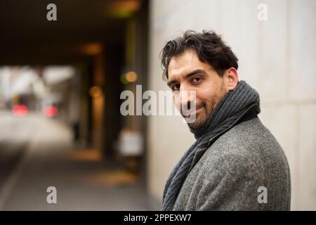 Portrait of mid adult man in street Banque D'Images