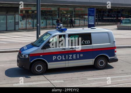 Vienne, Autriche - 18 juin 2018 : véhicule de police patrouilant à l'extérieur de la gare de Vienne Hbf. Banque D'Images