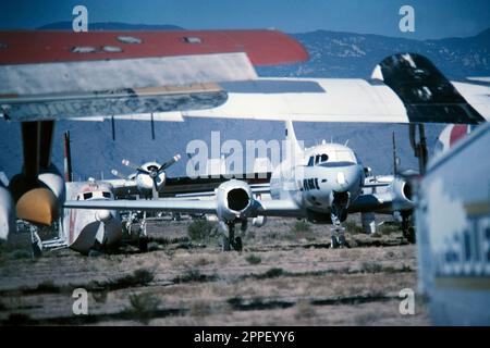 Avion de la Garde côtière des États-Unis stationné dans le désert près de Davis-Monthan Air Force base, Tucson, Arizona, États-Unis 1981 Banque D'Images