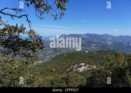 Vue sur le massif de tramuntana et l'ermitage de Maristela, son Ferra, Esporles, Majorque, Iles Baléares, Espagne Banque D'Images