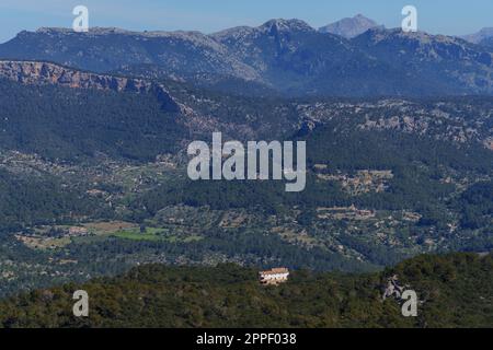 Vue sur le massif de tramuntana et l'ermitage de Maristela, son Ferra, Esporles, Majorque, Iles Baléares, Espagne Banque D'Images