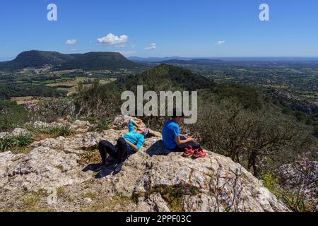 Femme bénéficiant de la vue de la Sierra de Galdent, Llucmajor, Majorque, Iles Baléares, Espagne Banque D'Images