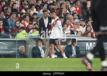 Buenos Aires, Argentine. 23rd avril 2023. Paulo Diaz de River plate s'entretient avec son entraîneur Martin Demichelis après avoir été blessé lors d'un match professionnel 2023 de la Ligue entre River plate et Independiente à l'Estadio Mas Monumental Antonio Vespucio Liberti. Score final: River plate 2:0 Independiente crédit: SOPA Images Limited/Alay Live News Banque D'Images