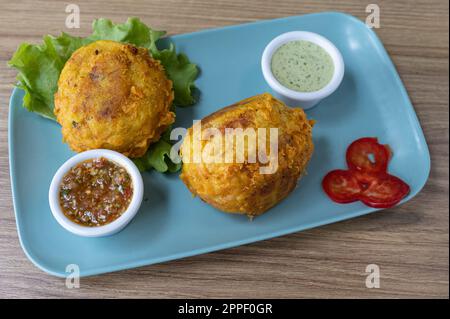 Pommes de terre farcies colombiennes. Plat de la gastronomie colombienne traditionnelle. Banque D'Images