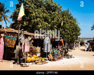 Lac Rose, Sénégal - février 2019 : cabines en bois avec divers souvenirs près du lac Retba.Afrique Banque D'Images