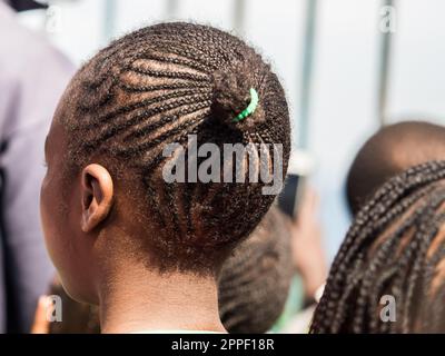 Sénégal, Afrique - Fév, 2019: Coiffure africaine. Banque D'Images