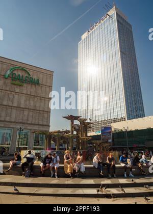 Berlin, Allemagne - Mai 2022: Vue sur la fontaine historique de l'époque communiste, la fontaine 'Brunnen der Völkerfreundchaft' dans le centre, Alexander Squa Banque D'Images