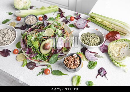 Salade d'avocat et de légumes légumes légumes verts mélangés feuilles de laitue prêtes à manger. Banque D'Images