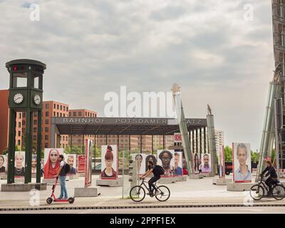 Berlin, Allemagne - Mai 2022: Potsdamer Platz avec ses feux de signalisation historiques du 19th siècle. Europe Banque D'Images