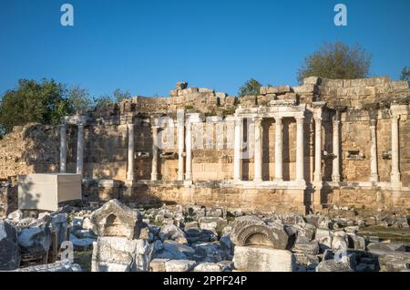 Partie des ruines de la Fontaine monumentale (Nymphaieum) dans l'ancienne ville romaine à côté en Turquie. La relique est progressivement restaurée. Banque D'Images