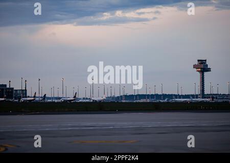 Berlin, Allemagne. 24th avril 2023. Aéroport de Berlin Brandenburg (BER). 04/24/2023. Credit: dpa/Alay Live News Banque D'Images