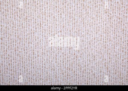 Arrière-plan tricoté. Papier peint tricoté. Tissu tricoté beige clair et grège. Texture tricotée. Matériau doux. Gros plan marron, beige et blanc Banque D'Images