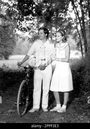 DOMINIQUE SANDA ET LINO CAPOLICCHIO DANS LE JARDIN DES FINZI-CONTINI (1970) -TITRE ORIGINAL: IL GIARDINO DEI FINZI-CONTINI-, RÉALISÉ PAR VITTORIO DE SICA. Credit: FILM DOCUMENTO/CCC FILTKUNST / Album Banque D'Images