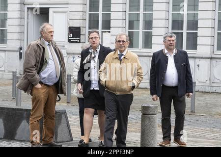 L'illustration montre les arrivées d'une session du tribunal de correction, avec l'examen sur le fond de l'affaire des faux procurations qui ont perturbé les élections locales de Neufchateau en 2018, devant le tribunal correctionnel de Mons, le lundi 24 avril 2023. Vingt-deux personnes, dont l'ancien député et l'ancien maire Fourny et certains de ses proches, sont prévenus dans ce cas. Ils sont accusés de falsification par écrit, de falsification et de violation de la confiance dans le cadre d'une association criminelle. Une soixantaine de personnes se sont jointes en tant que partis civils. Pendant les élections municipales de 2018 Banque D'Images