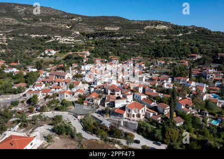 Vue aérienne du village de Lania situé dans les contreforts des montagnes de Troodos, district de Limassol, Chypre Banque D'Images