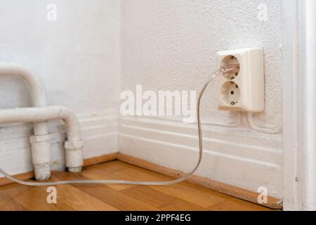 Ancienne prise électrique européenne avec câbles au mur, mise au point sélective Banque D'Images