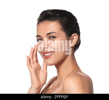 Femme appliquant de la crème sous les yeux sur fond blanc. Soins de la peau Banque D'Images