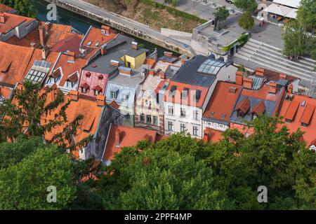 Ville de Ljubljana en Slovénie, vue aérienne au-dessus des toits des maisons au bord de la rivière dans la vieille ville. Banque D'Images