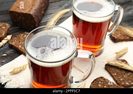 Tasses de délicieux kvass, pointes et pain sur la table Banque D'Images